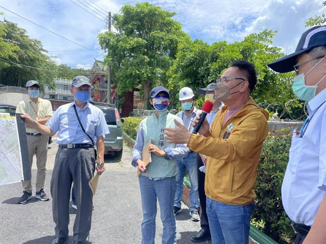 立委林岱桦17日上午与市议员韩赐村，当地里长、市府新工处、区公所等单位到场会勘进度。。（洪靖宜摄）