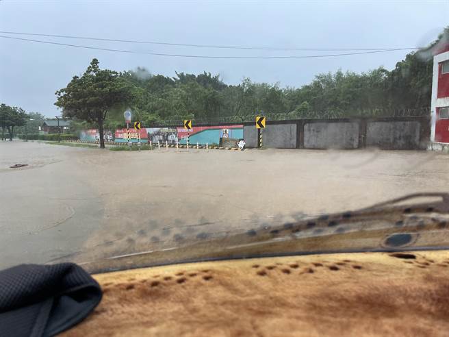 清水岩路一到下大雨就会出现积淹水状况。（潭头里里长刘建德提供／高雄洪靖宜传真）