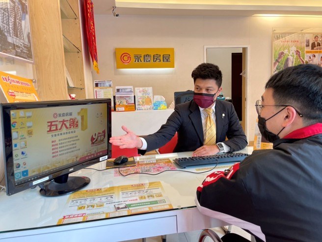 永庆房屋史宗岳店长诚实告知区域近期的完整房市行情资讯，协助屋主以正常行情出售房屋，守住屋主的权益。(图/永庆房屋提供)