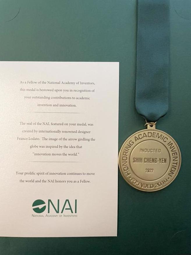 慈济基金会创办人证严法师获得美国国家发明家学院院士奖章，奖章上刻有释证严的英文拼音（ShihCheng-Yen）。（图/ 中央社）
