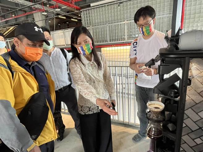 基隆市观销处长曾姿雯（图中）向民眾介绍基隆限定的机器人手冲咖啡平台。（基隆市政府提供／张志康基隆传真）