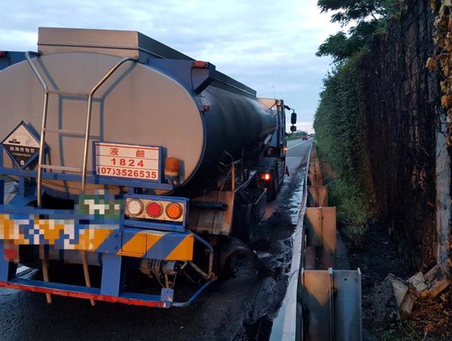 国道1号北上嘉义县民雄路段17日凌晨发生事故，一辆化学槽车右后轮胎起火，经抢救扑灭火势，驾驶及时脱困，且车辆化学槽未受损，化学液体未外溢。（图/ 中央社）