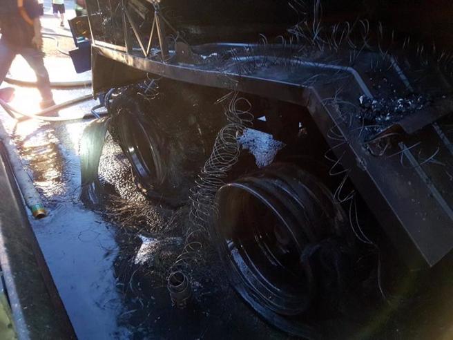 国道1号北上嘉义县民雄路段17日凌晨发生事故，一辆化学槽车右后轮胎起火，经消防人员抢救扑灭火势，右后轮胎完全烧毁。（图/ 中央社）