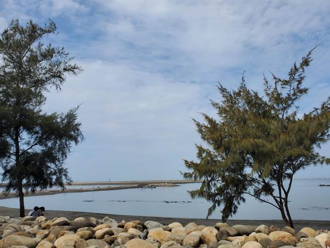 雲林縣文化觀光處舉辦的雲西路線類畢旅，將在四湖鄉三條崙海水浴場旁搭帳篷宿營。（周麗蘭攝）