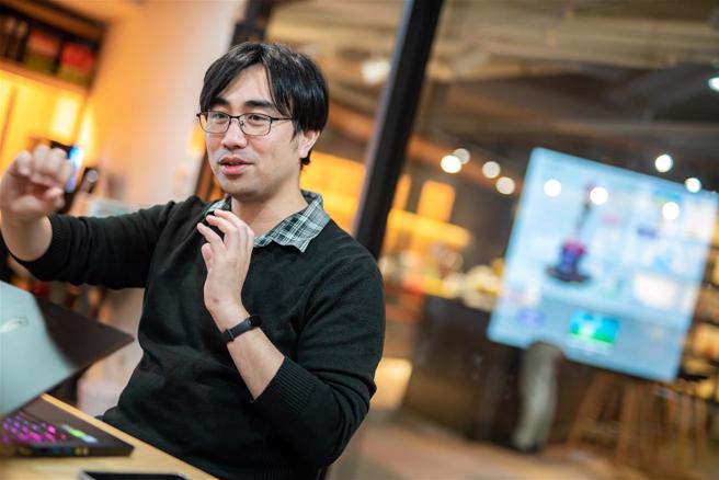 实践大学媒体传达设计学系助理教授蔡遵弘善用网路资源，在疫情期间为学生打造线上毕业制作展览「回川CONATION」。(林旻萱摄)