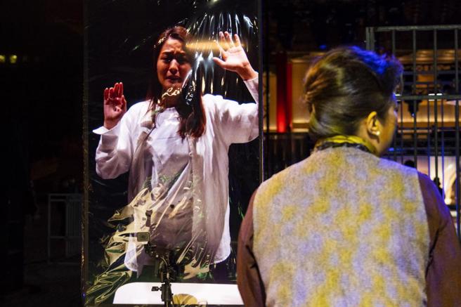 由两厅院推出的《神不在的小镇》，多重平行宇宙的故事设定，与最新的科技对话，共同探索表演艺术的新可能。（图/ 两厅院提供）