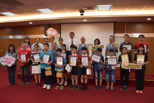 苗栗县长徐耀昌17日颁奖表扬参加SCRATCH程式设计竞赛的学生。（谢明俊摄）