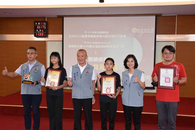 苗栗县长徐耀昌17日颁奖表扬参加SCRATCH程式设计竞赛的学生。（谢明俊摄）