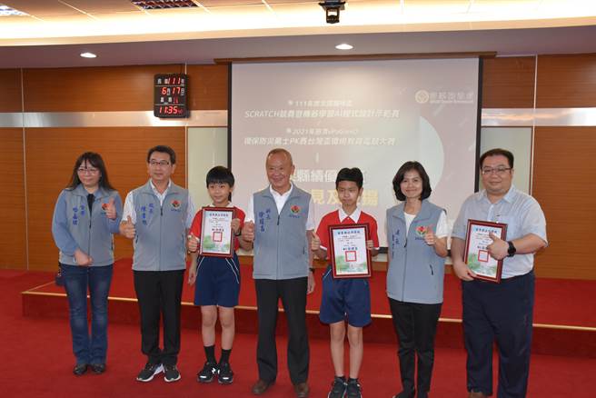 苗栗县长徐耀昌17日颁奖表扬参加SCRATCH程式设计竞赛的学生。（谢明俊摄）