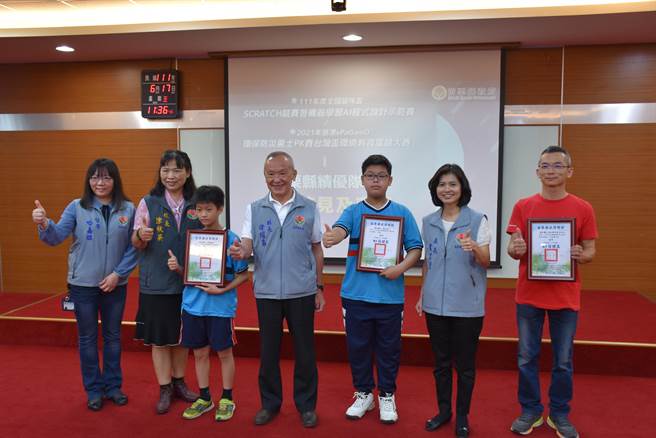 苗栗县长徐耀昌17日颁奖表扬参加SCRATCH程式设计竞赛的学生。（谢明俊摄）