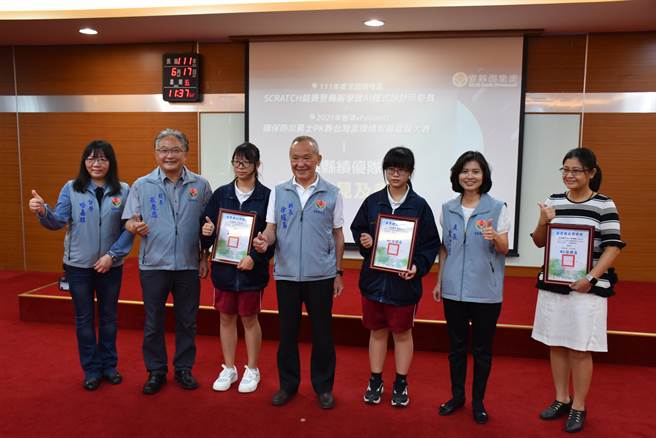 苗栗县长徐耀昌17日颁奖表扬参加SCRATCH程式设计竞赛的学生。（谢明俊摄）