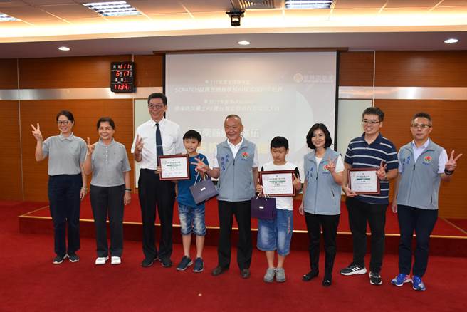 苗栗县长徐耀昌17日颁奖表扬参加SCRATCH程式设计竞赛的学生。（谢明俊摄）