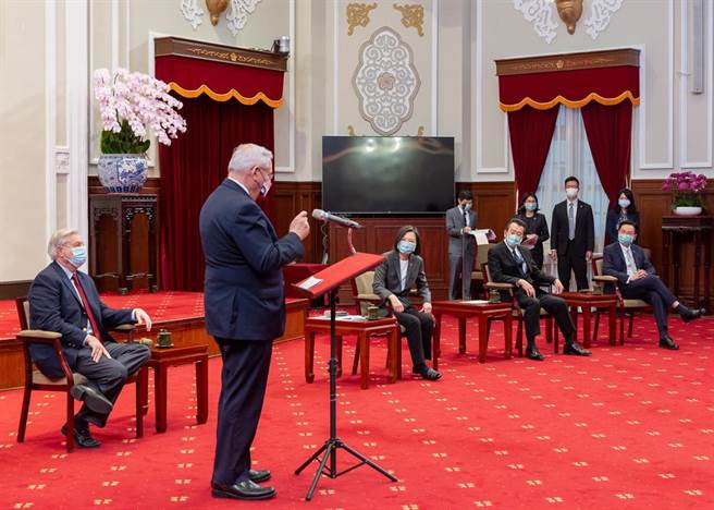 4月15日，蔡英文总统（中）在总统府接见美国联邦参议员葛瑞姆（左）率领的联邦参眾议员访问团。（总统府提供）