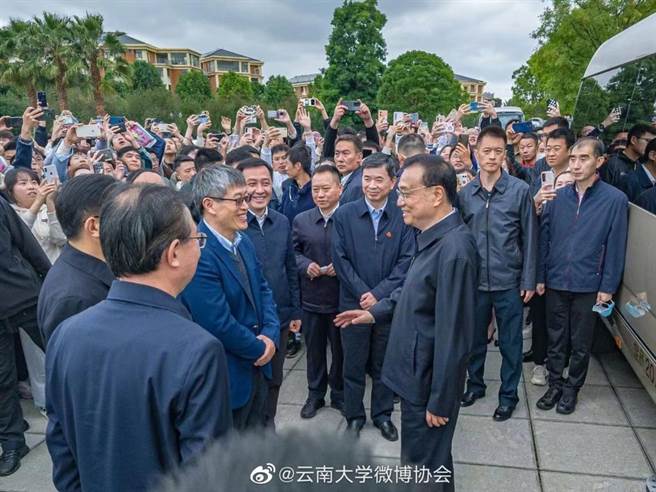 大陆总理李克强日前到云南考察，未戴口罩。／云南大学微博
