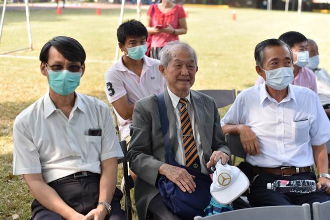 91岁的安业国小老校友李良吉(中)，捐母校200万元奖学金。(台南市麻豆区安业国小提供／刘秀芬台南传真)