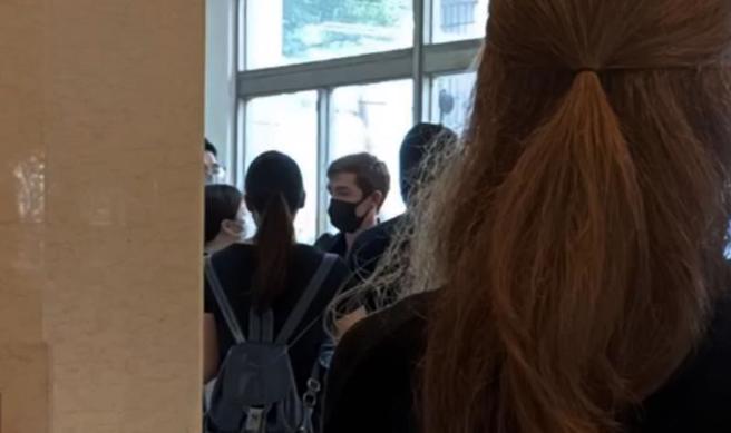 新竹市「正义轮胎行」火警酿8死，其中一名死者为屋主28岁女儿陈佩君，她的外籍男友（中）17日到灵堂致哀。（图/ 中央社）