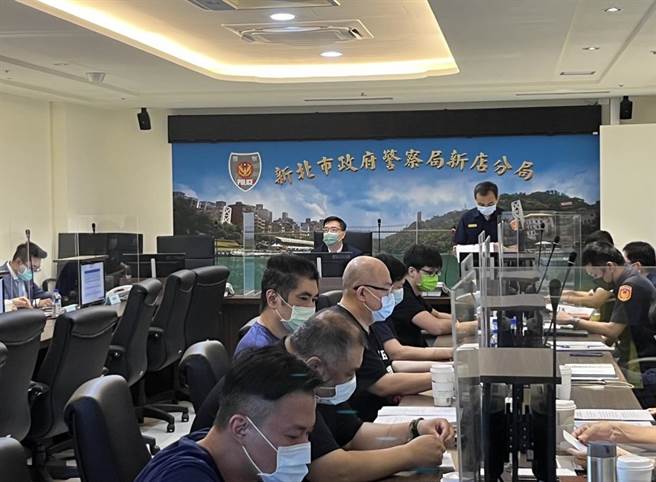 台北地檢署及新北市刑事警察大隊今（17）日訪視新北新店警分局，盼檢察署與新店分局能加強情資整合，強化偵查能量，避免選舉遭到干預。（警方提供／李奇叡新北傳真）