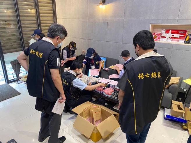 宜兰检方侦办业者非法从中国大陆输入尼古丁电子菸油贩售牟利，日前会同相关单位搜索连锁店「蒸气医生」宜兰店、罗东店、花莲店等6处所，共计查扣5公斤装电子菸油逾40桶、30毫升至60毫升分装成品上千瓶及分量机、锁瓶器、标籤机等分装设备机具等。（图/ 中央社）
