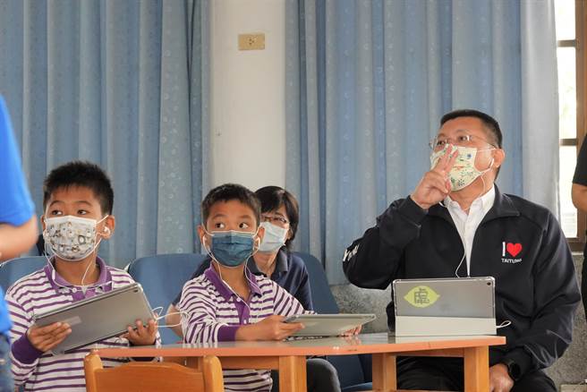 台東縣府教育處長林政宏（右）表示，目前各校反映學生返校上課情形良好。圖為台東數位學習專案辦公室揭牌照。（蔡旻妤攝）