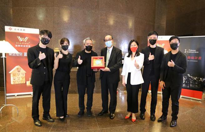 （远东商银邀请大师胡乃元（左一）演奏，正中间为远银执行副总经理林建忠、右三为远银副总经理张小倩合影。图／远东商银提供）