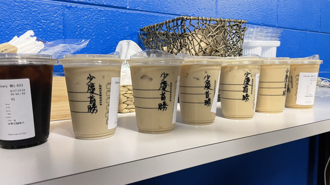 富邦和將江少慶奪本季首勝，請隊友們、啦啦隊喝咖啡。（毛琬婷攝）