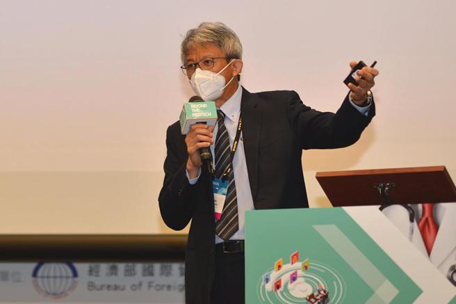 （「醫健大未來，2022智慧醫療及照護論壇」17日登場，華碩營運長暨全球資深副總裁謝明傑受邀以「智慧科技帶動精準健康」為題，分享創新科技如何促進大健康產業發展。圖／華碩提供）