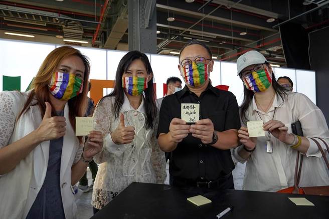 高雄市副市长史哲16日率领文化局团队北上参访2022基隆城市博览会，高市府团队走访国门广场、正滨渔港、沙湾展区，感受基隆港都的迷人魅力。（高市府提供／洪浩轩高雄传真）