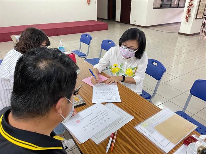 台中市议员朱暖英已连任三届台中市议员，她说自己从政以来从来不靠妇女保障，但这次电话民调初选作业，一切都尊重党部机制与规定。（市党部提供／谢琼云台中传真）