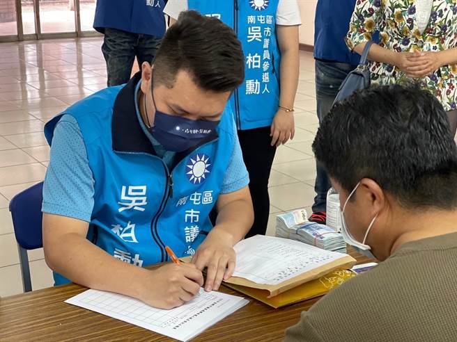 新人吴柏勋首度参选，选择投入南屯区积极争取选民认同，近日抛出提名机制应废除妇保名额，引发讨论。（市党部提供／谢琼云台中传真）