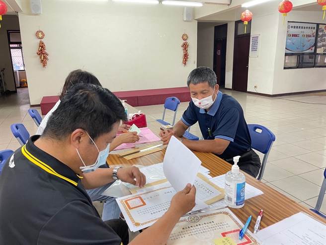 面对新人来势汹汹，刘士州坦言此次初选压力不小，但会全力以赴。（市党部提供／谢琼云台中传真）