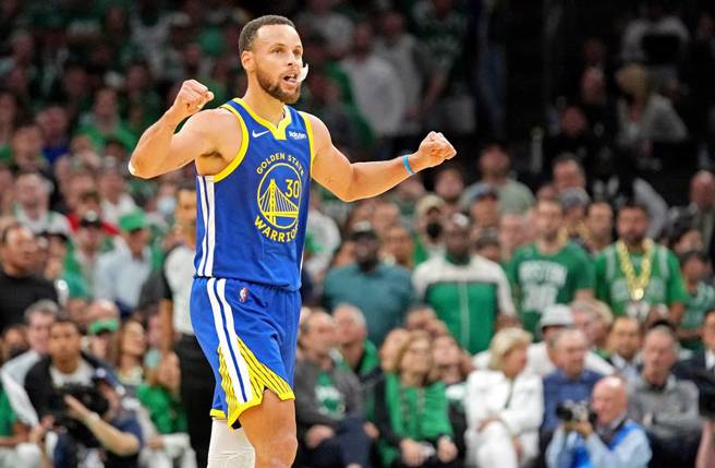 勇士成功拿下本季总冠军，MVP由柯瑞(Stephen Curry)拿下。(图／达志影像)