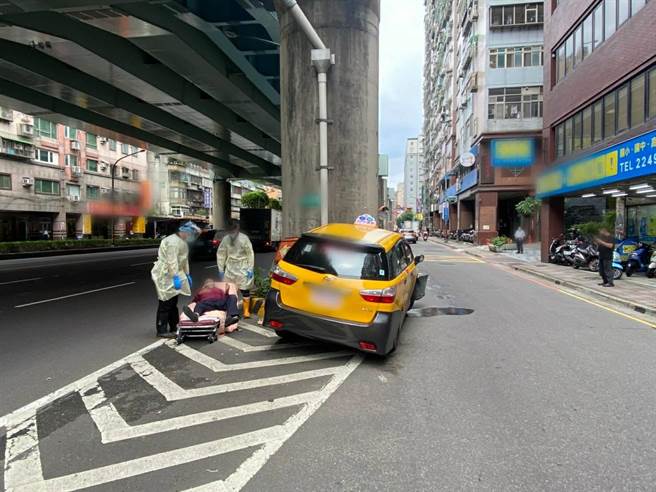 新北市中和区今（17）日下午2时许发生计程车自撞分隔岛意外，油管破裂导致机油漏满地。（警方提供／李奇叡新北传真）