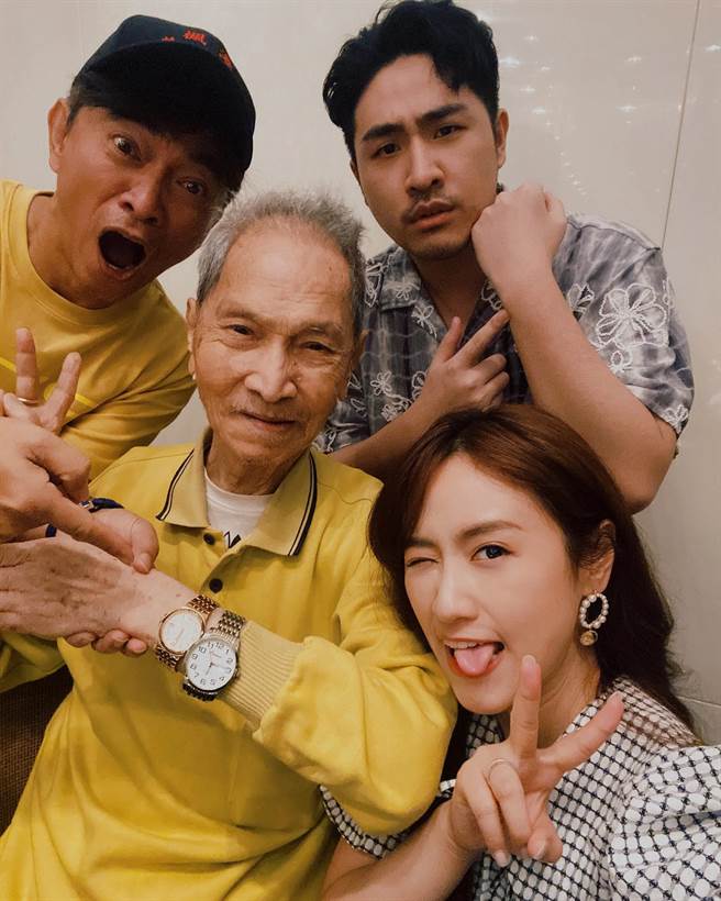 Sandy（右）去年父亲节晒出跟阿公、爸爸吴宗宪、弟弟鹿希派的合照。（摘自脸书）