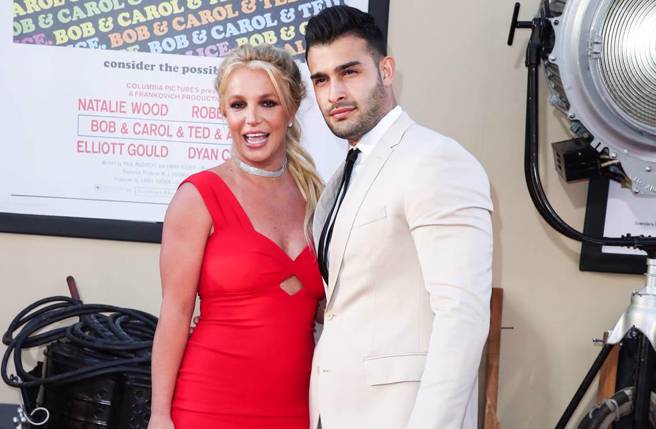 美国乐坛天后小甜甜布兰妮（Britney Spears）和小12岁先生山姆阿斯加利（Sam Asghari）。(图/ 达志提供)