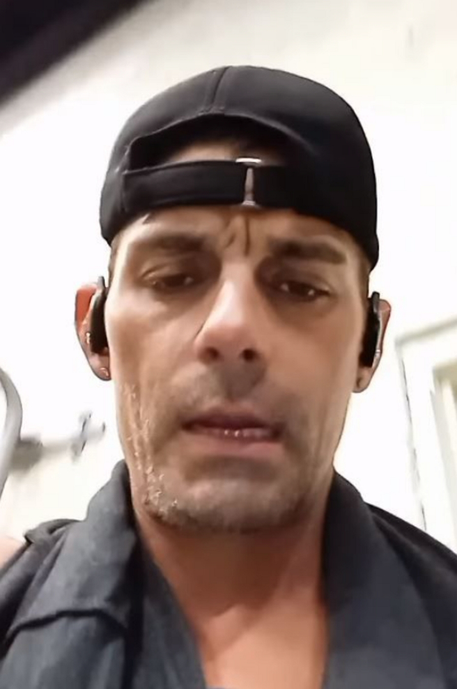 布兰妮第一任前夫亚歷山大（Jason Alexander）当天持刀闯现场，随即被捕入狱。(图/ 摘自亚歷山大IG)