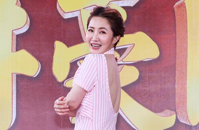 謝忻露出美背亮麗回娘家接拍最新台8。（羅永銘攝）