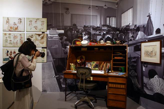 年轻时，提拔后辈宫崎骏参与他的第一部长篇动画《太阳王子 霍尔斯的大冒险》，就此展开两人超过半世纪亦师亦友的情谊，尔后更在铃木敏夫的帮助下，与宫崎骏一起创立了的吉卜力工作室（邓博仁摄）