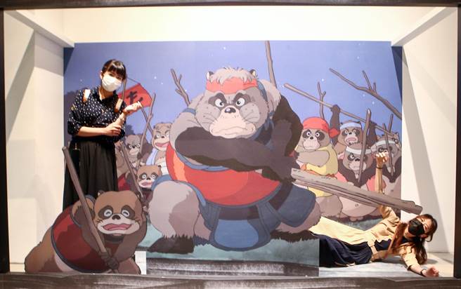 参观民眾在展场中与展览图案的一起合影留念。（邓博仁摄）