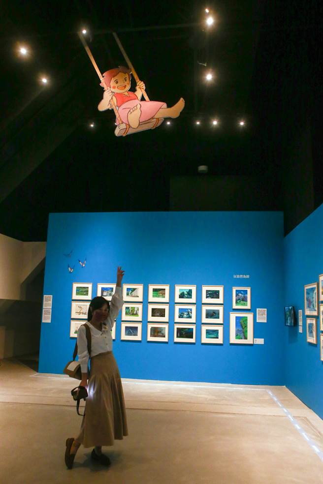 参观民眾在展场中做出与墙上图案的动作拍照留念。（邓博仁摄）