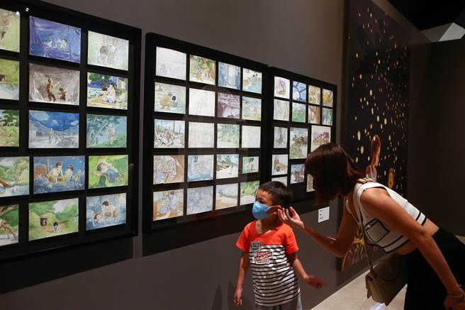 《吉卜力动画大师-高畑勲展》17日预展当天吸引许多贵宾带着小朋友前往观赏。（邓博仁摄）
