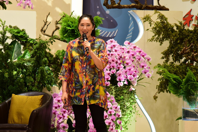 21 世纪最具国际影响力的女相声家叶怡均老师，16日在「未来与希望」系列讲座，率领「台北曲艺团」团员以演讲穿插相声表演的方式，诠释「《变」的示现与体悟-以说书与相声为例》。／佛光山惠中寺提供