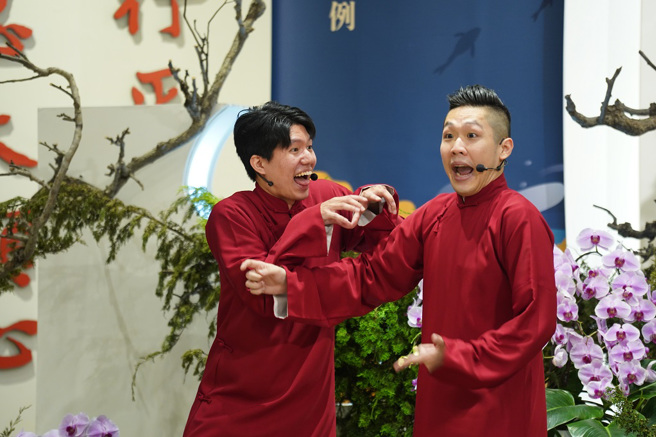 爱笑斯坦相声男团，团员段彦希(左)与宋明翰(右)唱作俱佳，赢得满堂彩。／佛光山惠中寺提供

