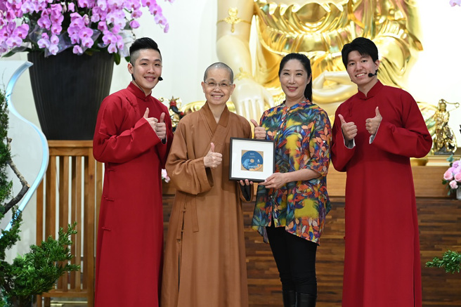 佛光山中区总住持觉居法师(左二)，颁发讲座纪念光碟给予讲师叶怡均(右二)、段彦希(右一)与宋明翰(左一)。／佛光山惠中寺提供