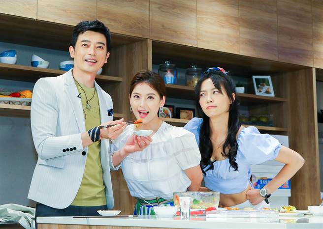 王樂妍（中）飾演田家達（左起）、何蓓蓓的媽媽，年紀卻比2人小。（粘耿豪攝）