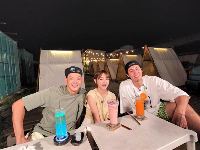 《食尚玩家熱血48小時》迎接第100集，主持人威廉（左起）、朵拉及風田前往綠島歡慶。（TVBS提供）