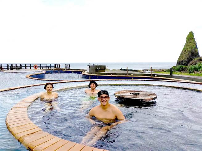 《食尚玩家》歡慶百集，朵拉秀事業線、風田驚喜露點。（TVBS提供）