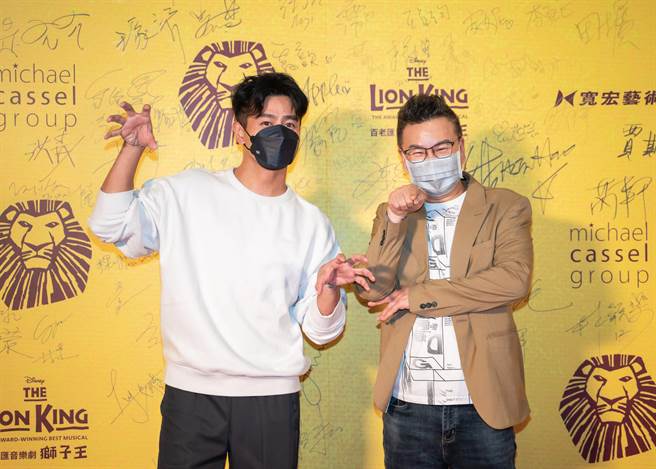 郭彦均（左）和沈玉琳到台北小巨蛋欣赏音乐剧《狮子王》。（宽宏艺术提供）