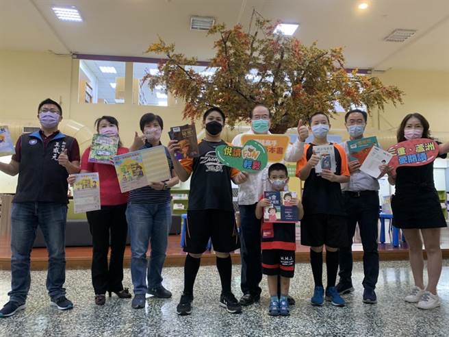 为鼓励学童利用漫长的暑假阅读好书，新北市立图书馆三重分馆携手先啬宫及见贤思琪福利公益基金会，共同推出「悦读一夏，轻松fun暑假」活动。(议员王威元提供)