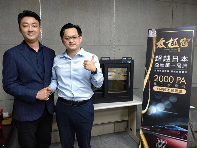 （上田铝业总经理吴律谦（左）感谢律师赖忠明为「钧匠太极窗」打赢官司。图／曾丽芳）