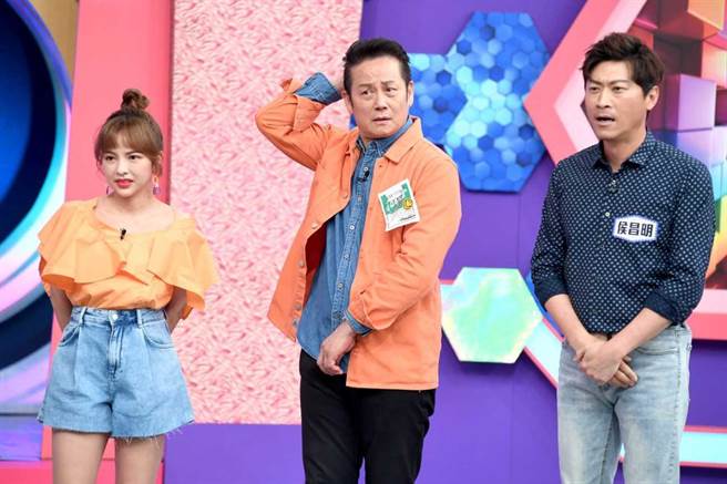 徐乃麟（中）玩游戏都很投入。（华视提供）